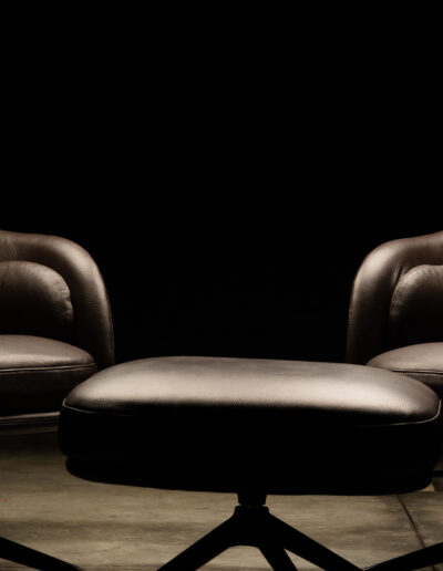 fotografia in studio professionale divano e poltrone su sfondo nero